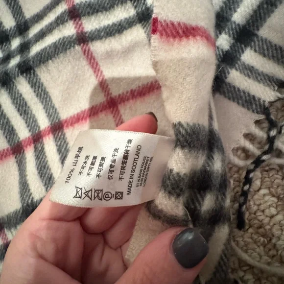 Burberry Classic Fringe 100% Cashmere Scarf - Picture 6 of 6